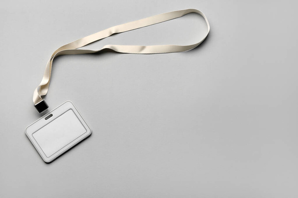 Blanko-Abzeichen mit Schlüsselband auf grauem Hintergrund - Foto, Bild