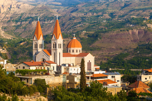 Hermosa iglesia en Bsharri, valle de Qadisha, Líbano
 - Foto, imagen