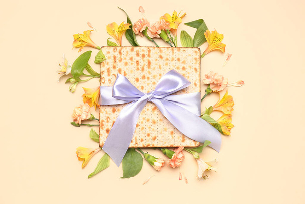 Kompozycja z żydowskim flatbread matza na Paschę i piękne kwiaty na tle koloru - Zdjęcie, obraz