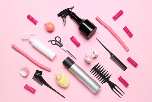 Hairdresser's tools with Easter rabbits and chicken on pink background - Foto, immagini