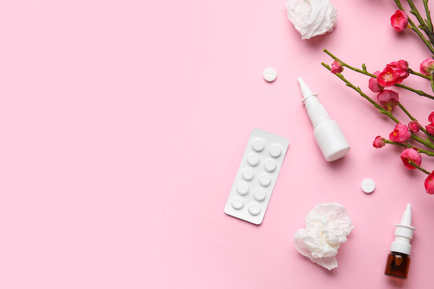 Gotas nasales con pastillas, flores y tejidos sobre fondo rosa. Concepto de alergia estacional - Foto, Imagen