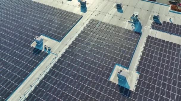 緑の生態電力の生産のためのショッピングモール屋上に設置された多くの太陽光発電パネルの空中ビュー。持続可能なエネルギー概念の生産. - 映像、動画