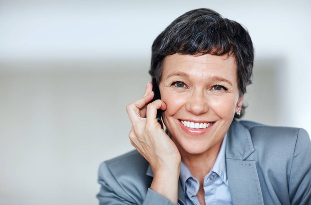 Mature business woman on phone. Portrait of charming mature business woman smiling while using cellphone - Φωτογραφία, εικόνα