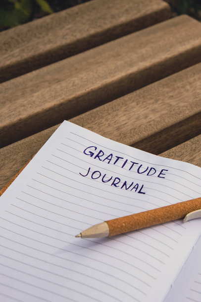Writing Gratitude Journal σε ξύλινο πάγκο. Σήμερα είμαι ευγνώμων. Αυτο-ανακάλυψη περιοδικό, αυτο-αντανάκλαση δημιουργική γραφή, αυτο-ανάπτυξη έννοια προσωπική ανάπτυξη. Ευεξία φροντίδα πνευματική - Φωτογραφία, εικόνα