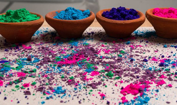 Kolorowe proszki w glinianych doniczkach dla holi z okazji indyjskiego festiwalu kolorów. - Zdjęcie, obraz