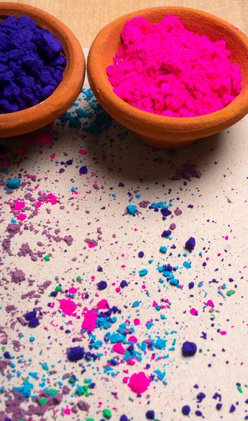 Kolorowe proszki w glinianych doniczkach dla holi z okazji indyjskiego festiwalu kolorów. - Zdjęcie, obraz