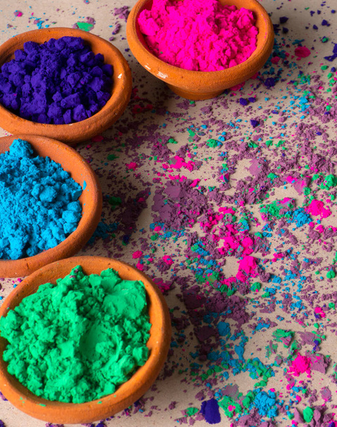 Красочные порошки в глиняных горшках для голи по случаю индийского фестиваля красок. - Фото, изображение