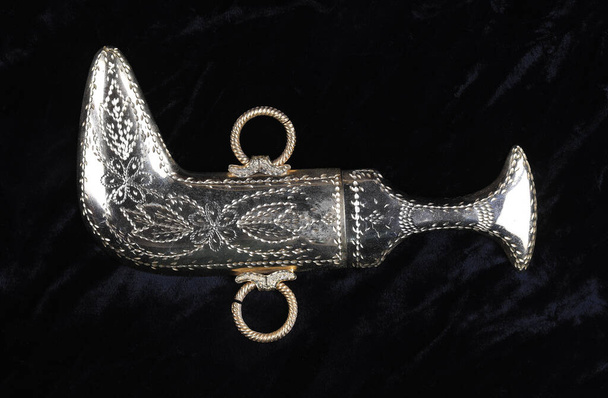 Арабский кинжал на черном бархате - Фото, изображение