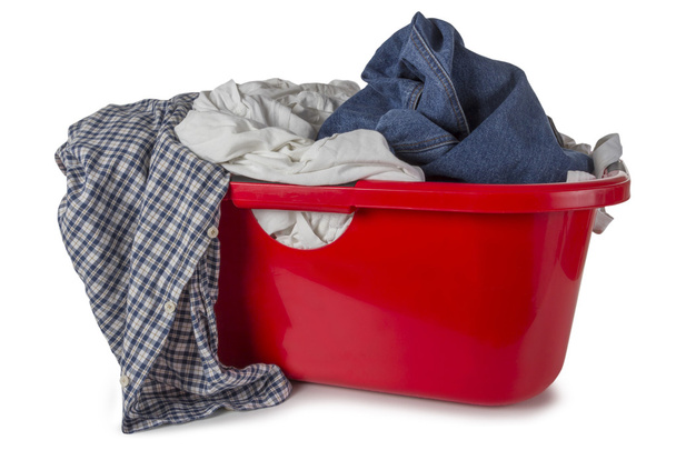 Cesta de lavandaria vermelha com roupas
 - Foto, Imagem