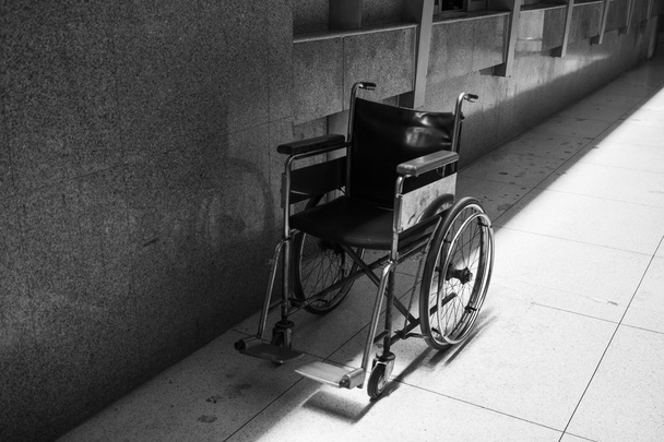 empty wheelchair - Foto, Imagen