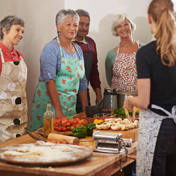 Nigdy nie jesteś za stary, by się uczyć. grupa seniorów uczęszczających na zajęcia gotowania - Zdjęcie, obraz