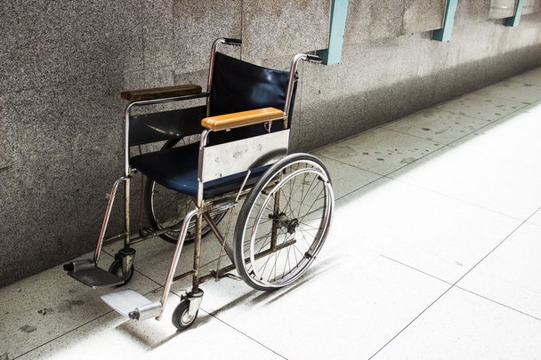 άδειο αναπηρική καρέκλα - Φωτογραφία, εικόνα