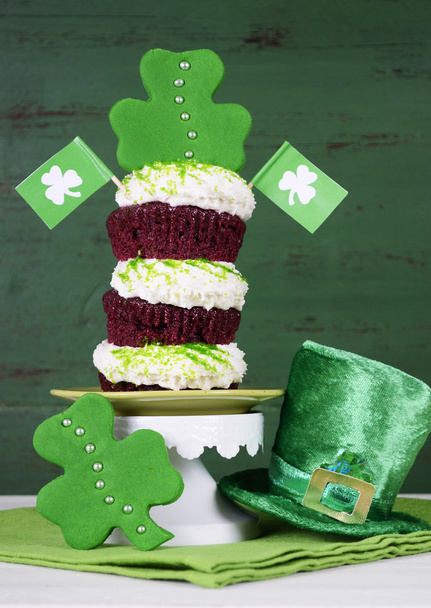 St Patricks Dat Triple Layer Cupcake - Zdjęcie, obraz