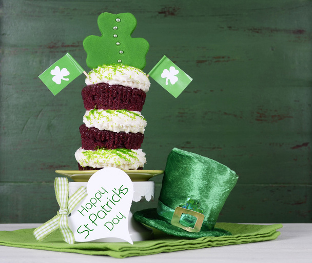 St. Patricks Dat tripla camada Cupcake - Foto, Imagem
