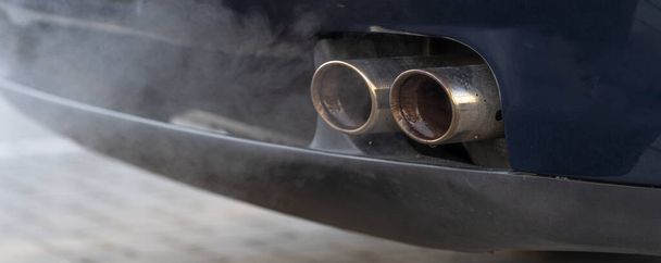 benzinmotorral felszerelt autó kipufogógázából származó füst.  - Fotó, kép