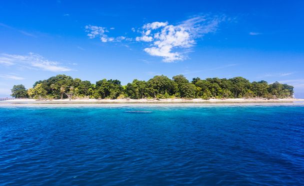 blaues Ozeanwasser und idyllische tropische Insel Sipadan in Sabah, Malaysia. - Foto, Bild