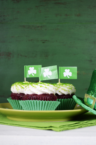 Cupcakes de St Patricks Day heureux - Photo, image