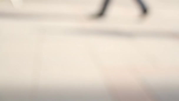 Intreepupil silhouetten van mensen lopen op de straat - Video
