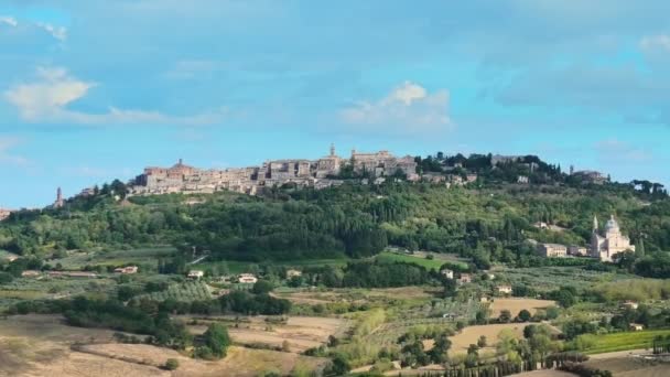 İtalya 'nın Toskana kentindeki Montepulciano şehrinin panoramik silueti. Montepulciano şarabından Rosso ile ünlüdür. Üzüm bağları teraslarında seyahat tatili. - Video, Çekim