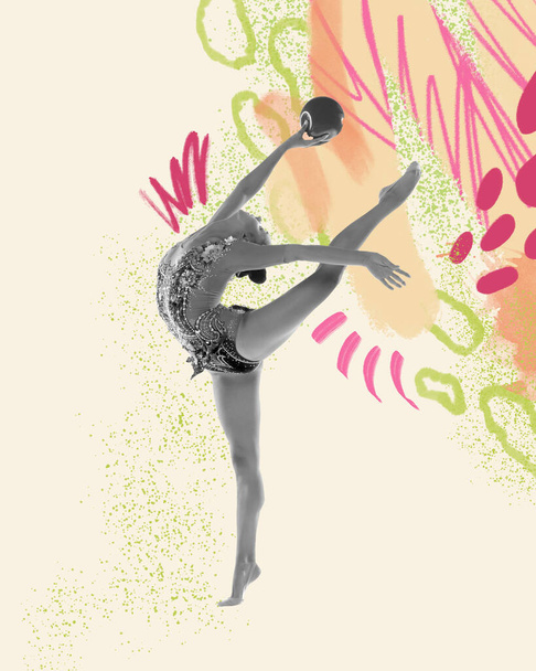 Flexibilita. Současná umělecká koláž ženské profesionální rhytmické gymnastky v pohybu a akce na světlém pozadí s abstinentními kresbami. Pojetí umění, sportu, motivace, půvab. - Fotografie, Obrázek