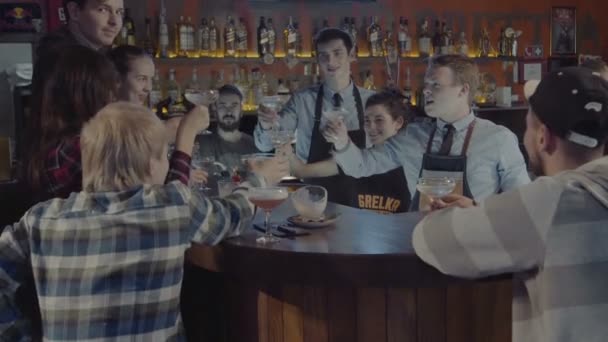 Az emberek pezsgőt igyon a bárban - Felvétel, videó