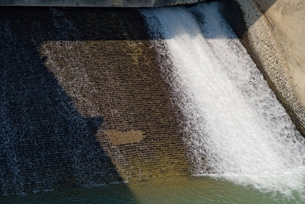 річкова гребля контролює потік води через замкові ворота
 - Фото, зображення
