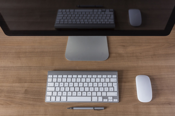 pantalla de computadora moderna con teclado y ratón
 - Foto, imagen