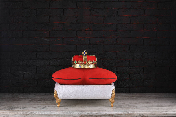 stand with cushion with a crown - Foto, imagen