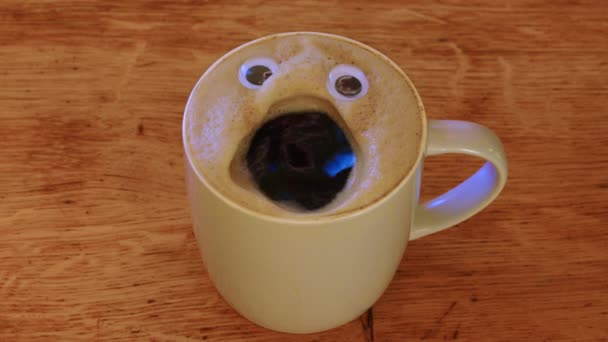 Hombre sonriente del café en una taza. Café fragante y animado con ojos y boca. Cara humana en crema de café fresca y lechosa. Imágenes de alta calidad 4k - Metraje, vídeo