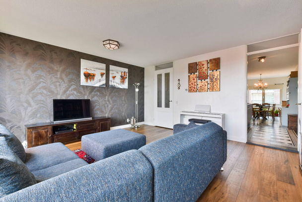 uma sala de estar com dois sofás e uma televisão de tela plana na parede na sala é muito limpo - Foto, Imagem