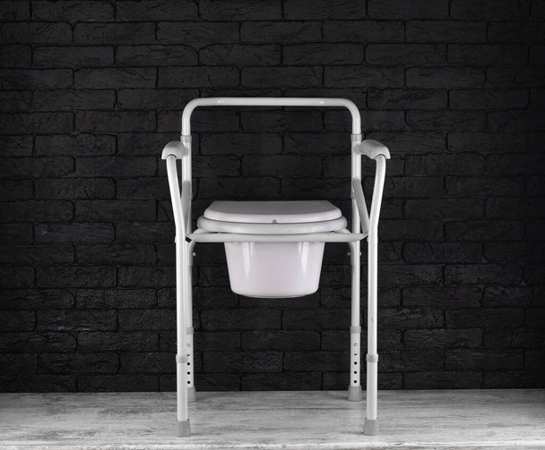 Toilettenstuhl für die Rehabilitation älterer Menschen - Foto, Bild