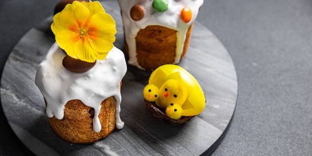 Húsvéti torta húsvét tojás friss édes élelmiszer nyaralás snack desszert étkezés az asztalon másolás tér élelmiszer háttér felülnézet - Fotó, kép