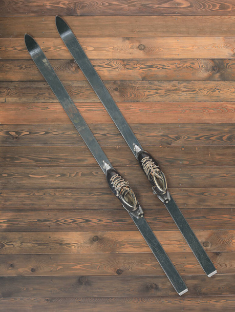 alpesi síléc sícipővel a fapadlón - Fotó, kép