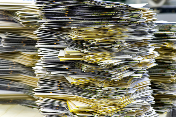 Stapels van overvloed Mailing vellen bij het Bureau - Foto, afbeelding