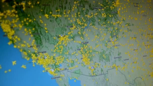 Légiforgalmi térkép az USA Észak-Amerika felett Repülőgépek ikonjai műholdfelvételek városok Számítógépes képernyőkép. Fényképezőgép mozgó számítógép képernyője repülési útvonalak repülőgép pozíció változó repülési radar. Országok, kontinensek. - Felvétel, videó