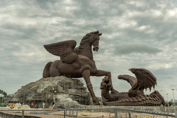 Szobor Miamiban. Pegasus és Sárkány egy 30 méter magas Pegasus szobor, ami legyőzött egy sárkányt a Gulfstream Parkban, Hallandale Beachen, Floridában. Egyesült Államok - Fotó, kép