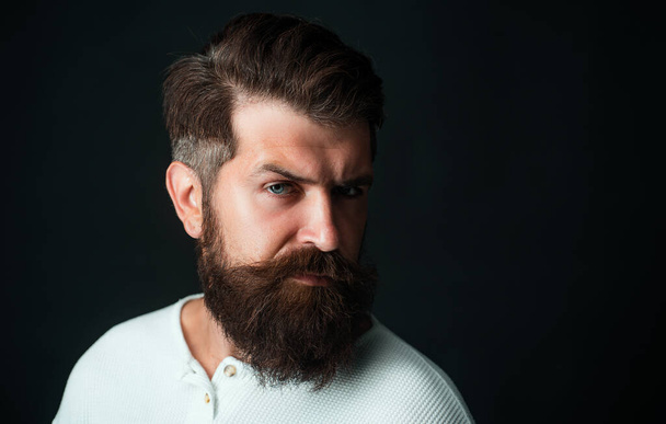 Portrait of adult man of Caucasian appearance isolated on black background. Close-up face of bearded man on black background - professional studio light - Foto, immagini