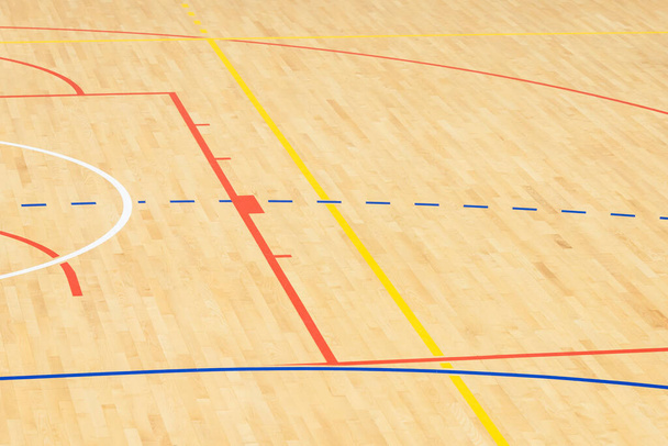 木製の床バレーボール、バスケットボール、バドミントン、フットサル、光の効果を持つハンドボールコート。木製の床室内、ジムコート上のマーキングラインを持つスポーツホールの木製の床 - 写真・画像