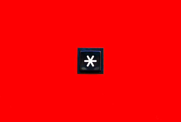 Un solo asterisco símbolo estrella signo tecla de botón cuadrado en la escena abstracta de fondo rojo brillante, vista superior del objeto, primer plano. Estrella símbolo especial *, aislado. Contraseña, letra desconocida, concepto de carácter - Foto, Imagen