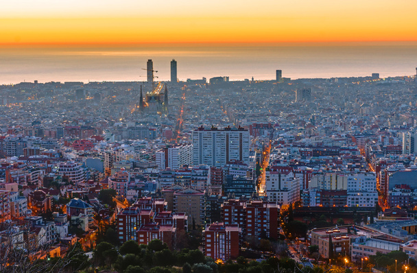 Pölyinen Barcelona ennen auringonnousua
 - Valokuva, kuva