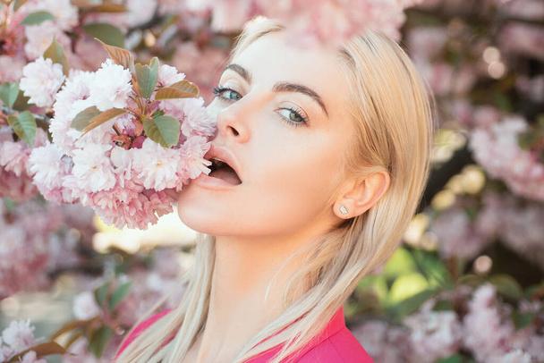 Krásná dívka v růžové květy v létě květ park. - Fotografie, Obrázek