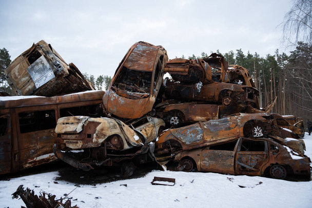 03.02.2023 Irpin, Ukrajina: Stacked a bunch of hashed cars after fire and missles attacks in city - Fotografie, Obrázek