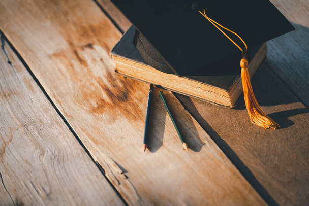 Graduación Cap ritmo universitario en madera mesa concepto de graduación - Foto, imagen