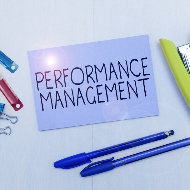 Bildunterschrift: Performance Management, Internetkonzept Verbesserung der Effektivität der Mitarbeiter insgesamt Beitrag - Foto, Bild
