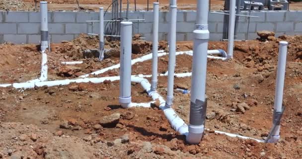 Obejmuje instalację nowych linii kanalizacyjnych i wodociągowych pod fundamentem nowego domu, jak również układanie rur komunalnych - Materiał filmowy, wideo