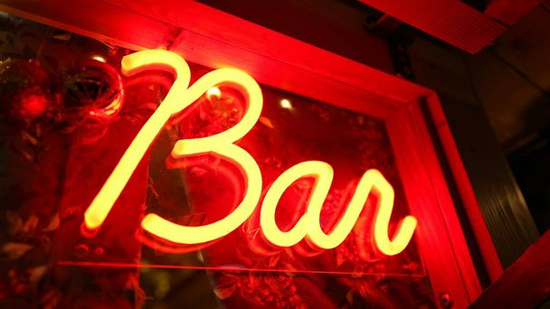 Bar φθορισμού σημάδι Φως λάμπει τη νύχτα στην πόρτα εισόδου. Red Bar διαφημιστική επιχείρηση λάμπει στο σκοτάδι - Φωτογραφία, εικόνα