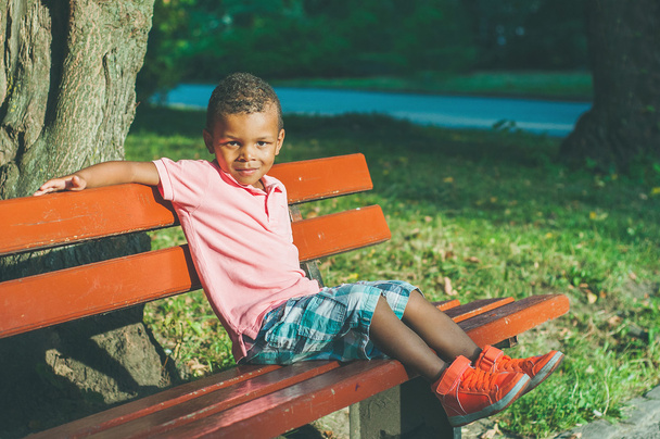 Rapaz sentado no banco
 - Foto, Imagem