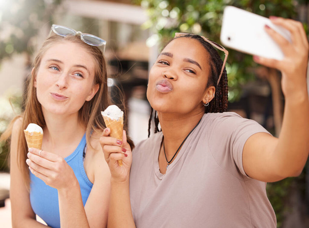Φίλοι με παγωτό, φιλί και selfie υπαίθρια με ταξίδια, ευχαριστημένοι με επιδόρπιο και να περνούν το χρόνο τους μαζί στις διακοπές. Δημοσίευση στα μέσα κοινωνικής δικτύωσης, κατσούφης στην εικόνα και νεαρή γυναίκα τρώει gelato στην Ιταλία. - Φωτογραφία, εικόνα