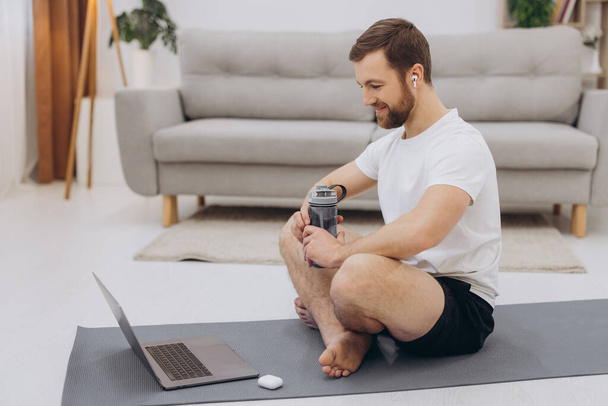 Mantenga la calma en cuarentena. Millennial chico meditando con entrenador en línea a través de conexión portátil, espacio vacío
 - Foto, imagen