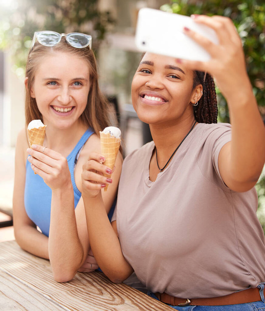 Přátelé, zmrzlina a selfie venkovní s cestováním, spokojeni s dezertem a tráví spolu čas na dovolené v zahraničí. Sociální média příspěvek, úsměv v obraze a jíst želatinu, rozmanitost a mladé ženy. - Fotografie, Obrázek